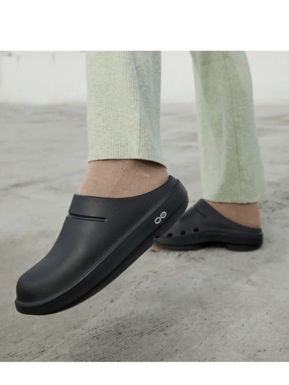 Oofoos Black Recovery Clogs, size 7